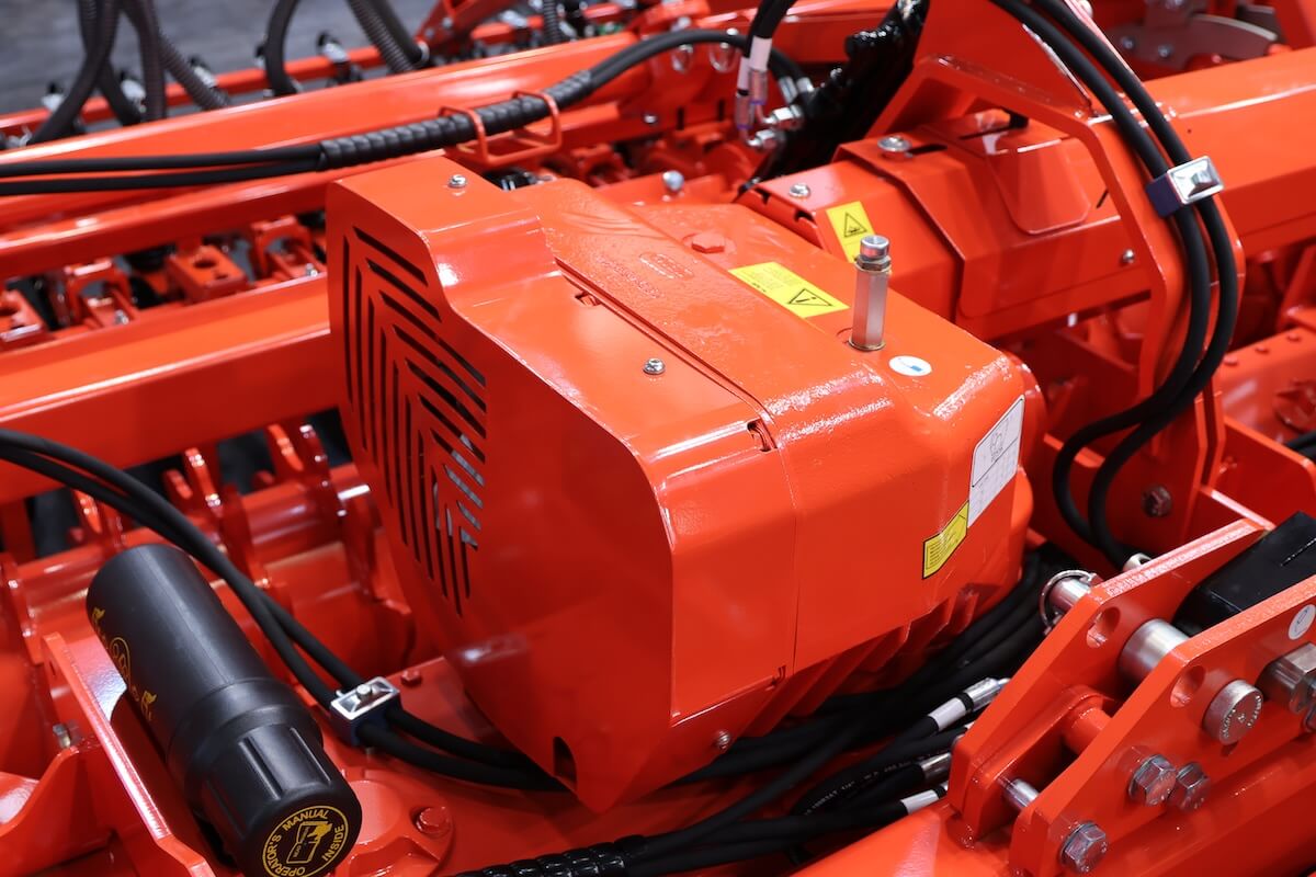 Dettaglio della &nbsp;ventilazione forzata supplementare sulla scatola del cambio dell'erpice Toro Super Rapido